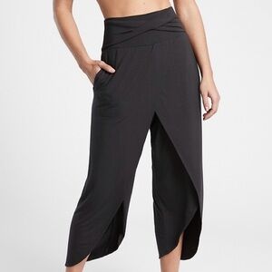 Athleta Release Slit Front Cropped Pant in Black M
